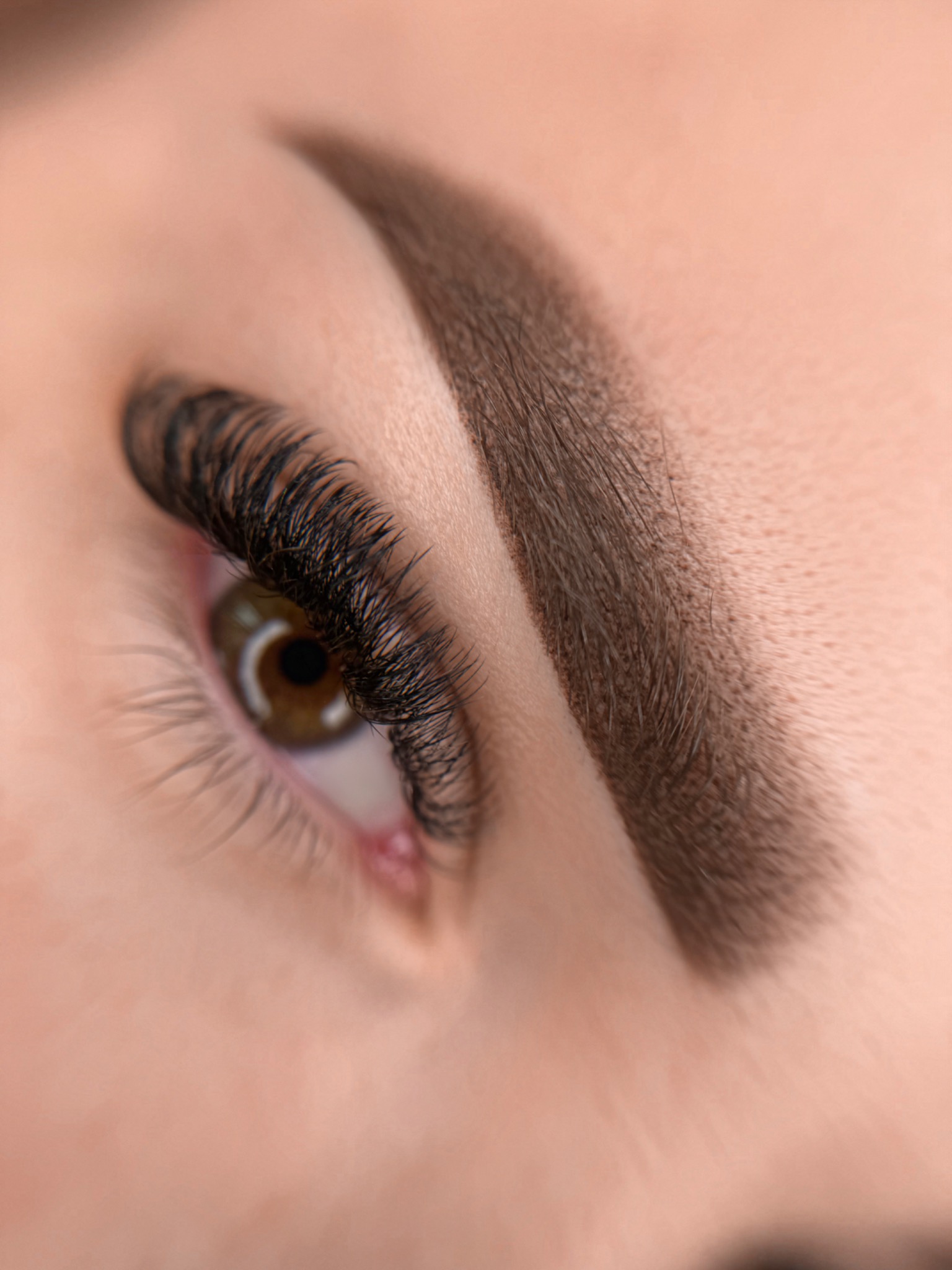 Púderes szemöldök tetoválás közelkép - szempillával