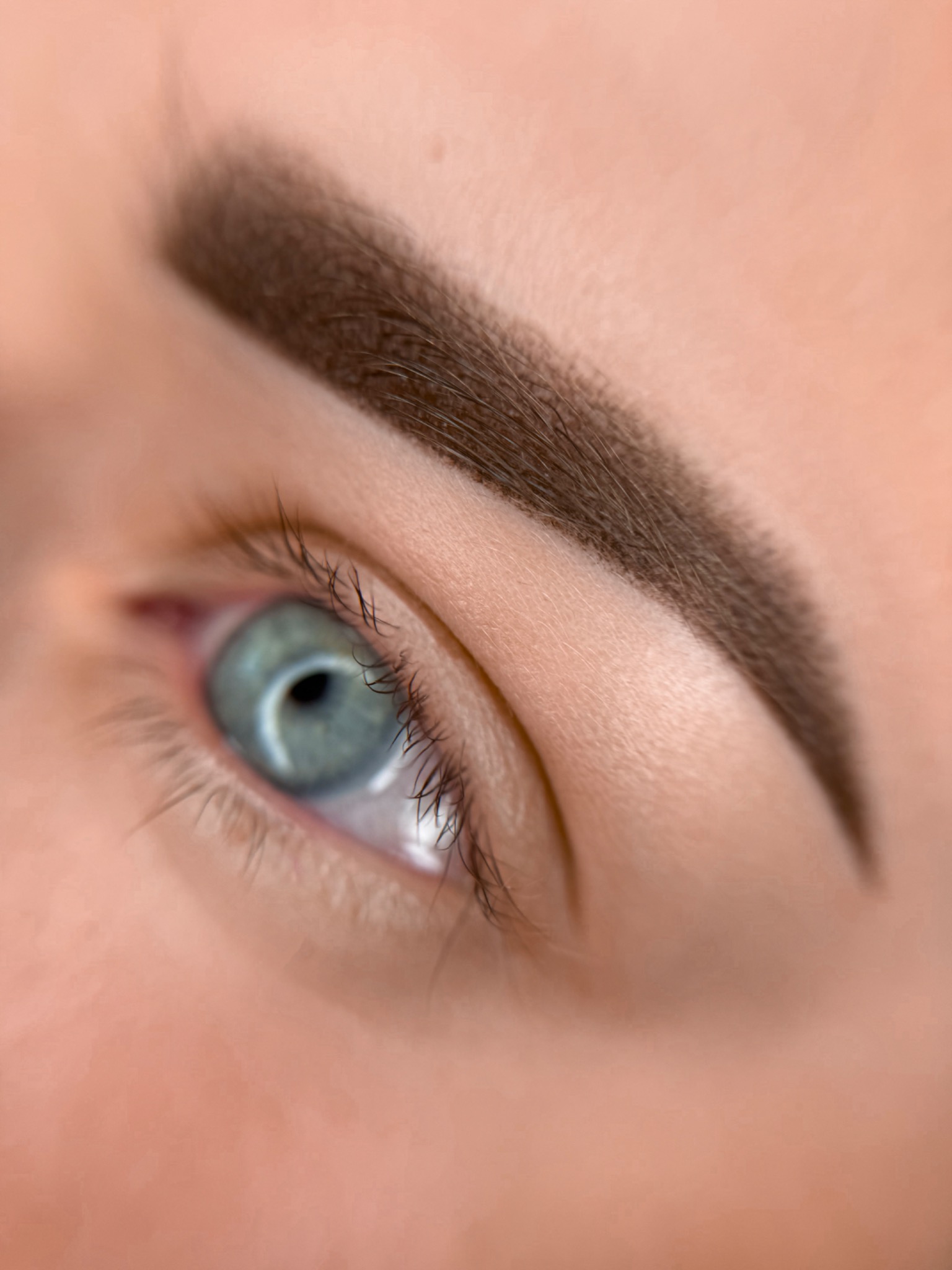 Púderes szemöldök tetoválás - kék szemű vendég