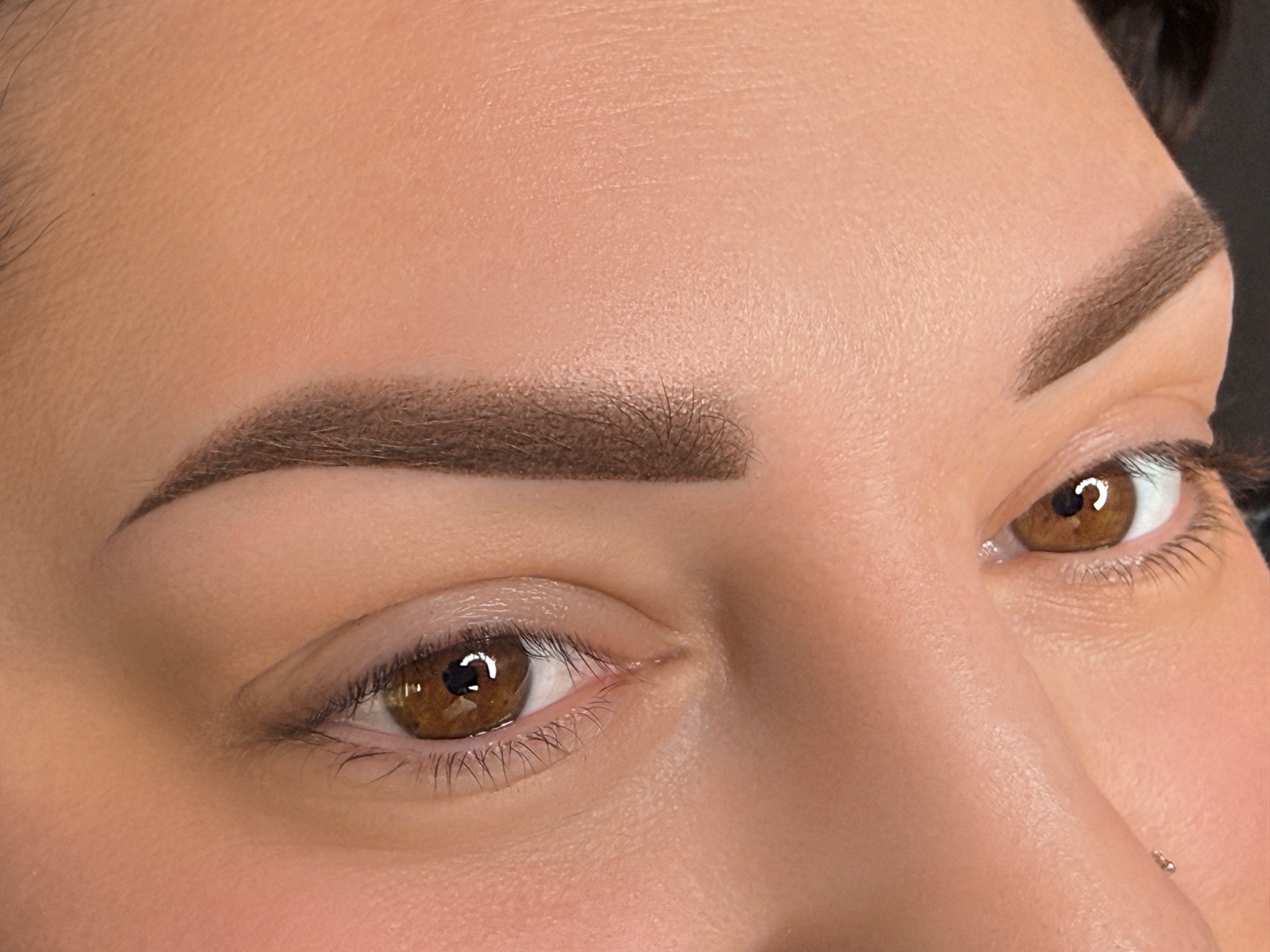 Púderes szemöldök tetoválás - barna szemű vendég