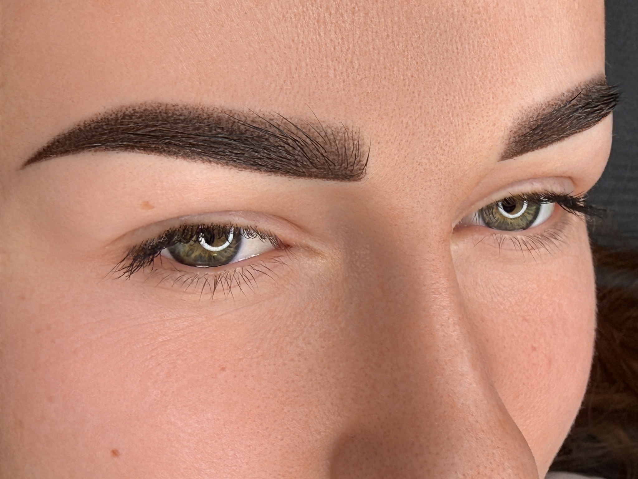 Púderes szemöldök tetoválás - zöld szemű vendég